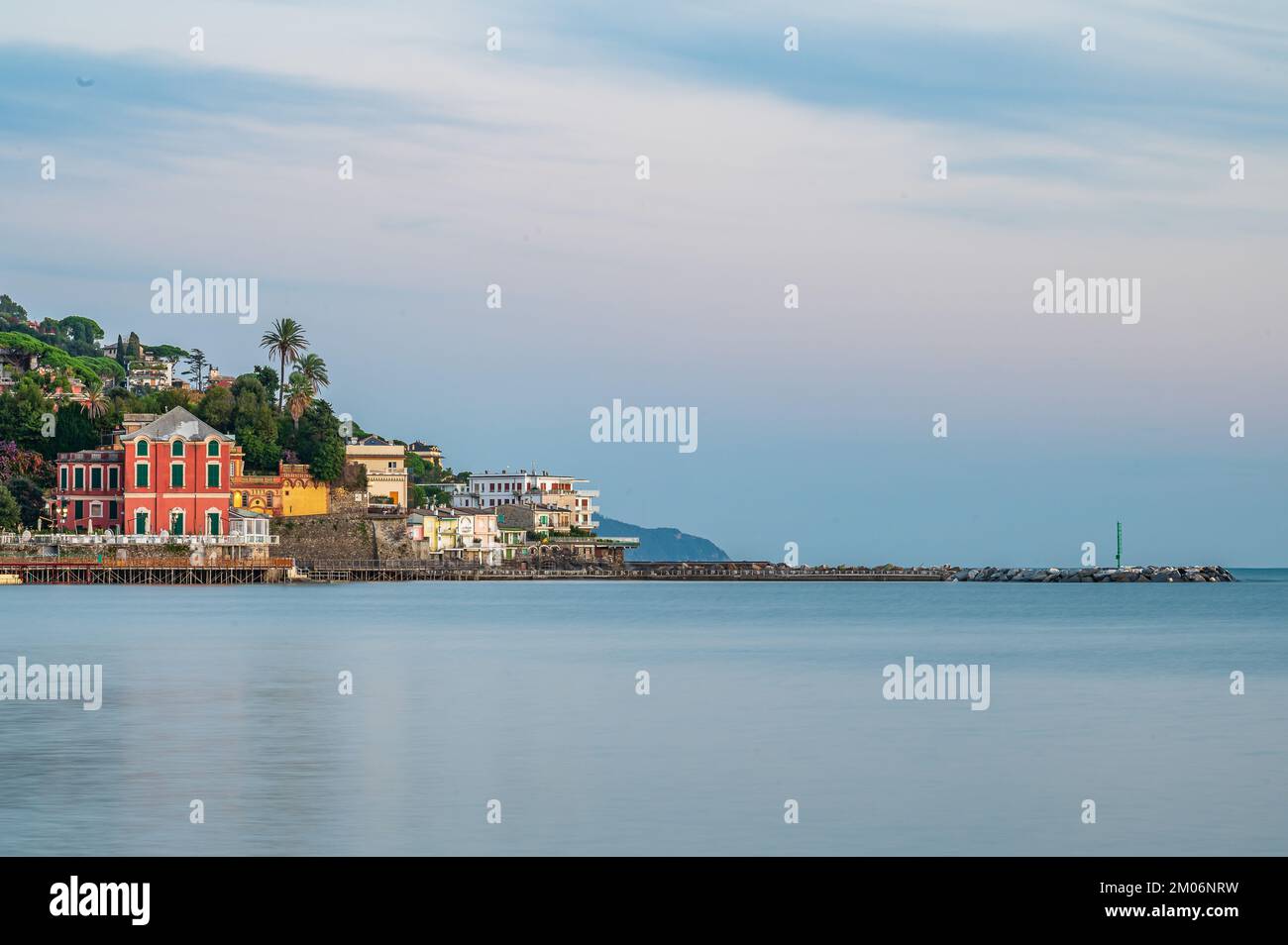 Bellissima villa direttamente sul mare a Rapallo sulla Riviera Italiana Foto Stock