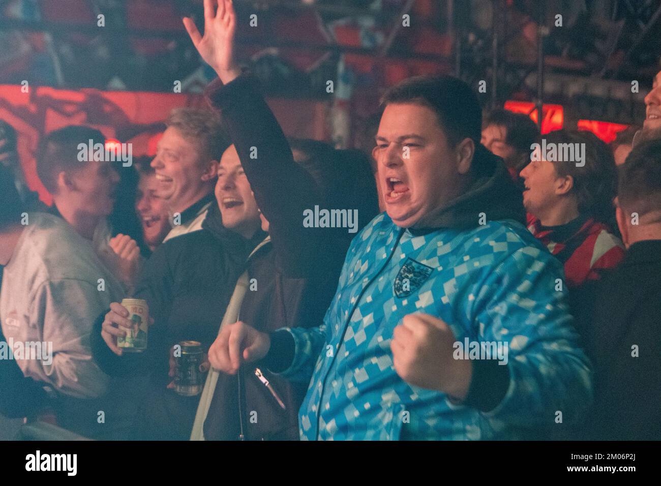 Londra, Regno Unito. 4th Dec, 2022. Gli appassionati di calcio al 4thefans a Londra Est per la partita di Coppa del mondo Inghilterra vs Senegal in finale sedici. Credit: Ian Davidson/Alamy Live News Foto Stock