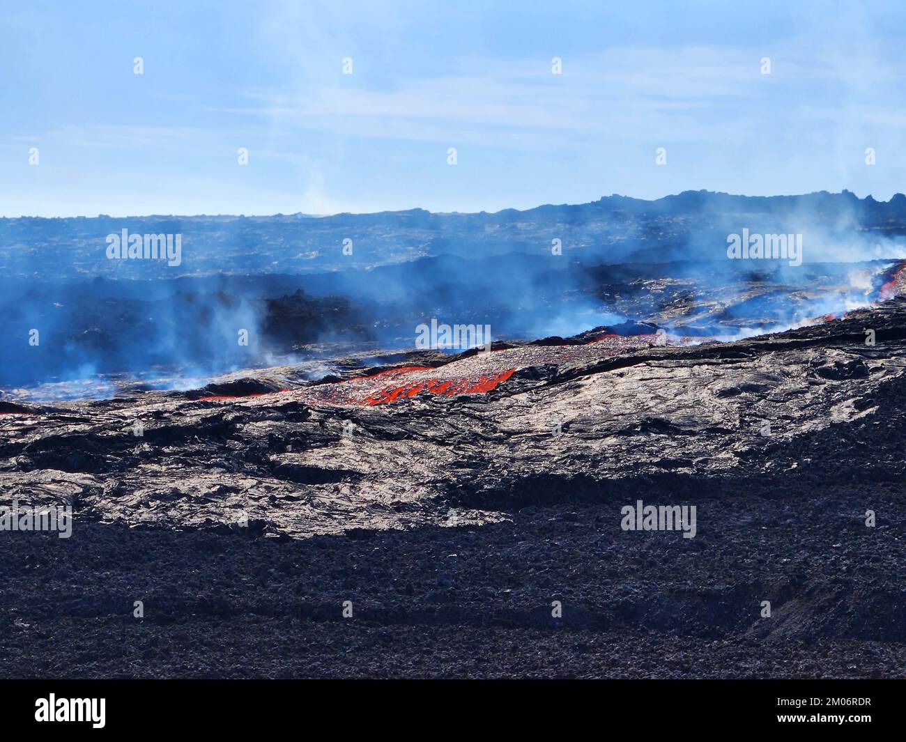 Mauna Loa, Stati Uniti d'America. 02 dicembre 2022. Un canale di lava sposta il magma verso Saddle Road il quinto giorno di eruzione nella zona di Rift Nordest sul Mauna Loa presso il Parco Nazionale dei Vulcani delle Hawaii, il 2 dicembre 2022 alle Hawaii. L'eruzione, iniziata il 27th novembre, è la prima dal 1984 nel vulcano attivo più grande del mondo. Credit: Kendra Lynn/USGS/Alamy Live News Foto Stock