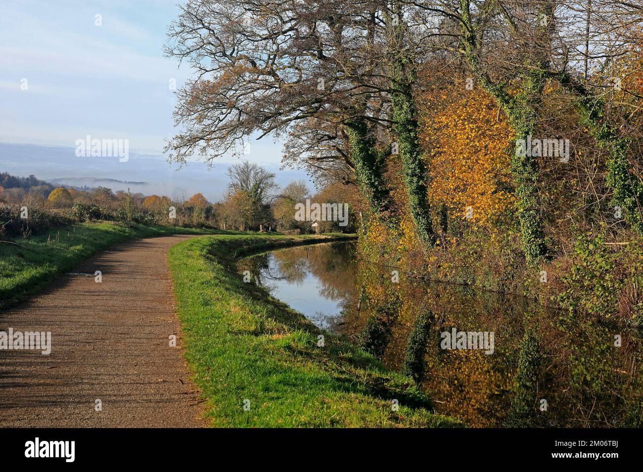 Monmouthshire e Brecon Canal. Camlas Mynwy ac Aberhonddu. Con colori autunnali e riflessi. Brecon Scene. Preso Autunno / inverno 2022. Dicembre.. Foto Stock