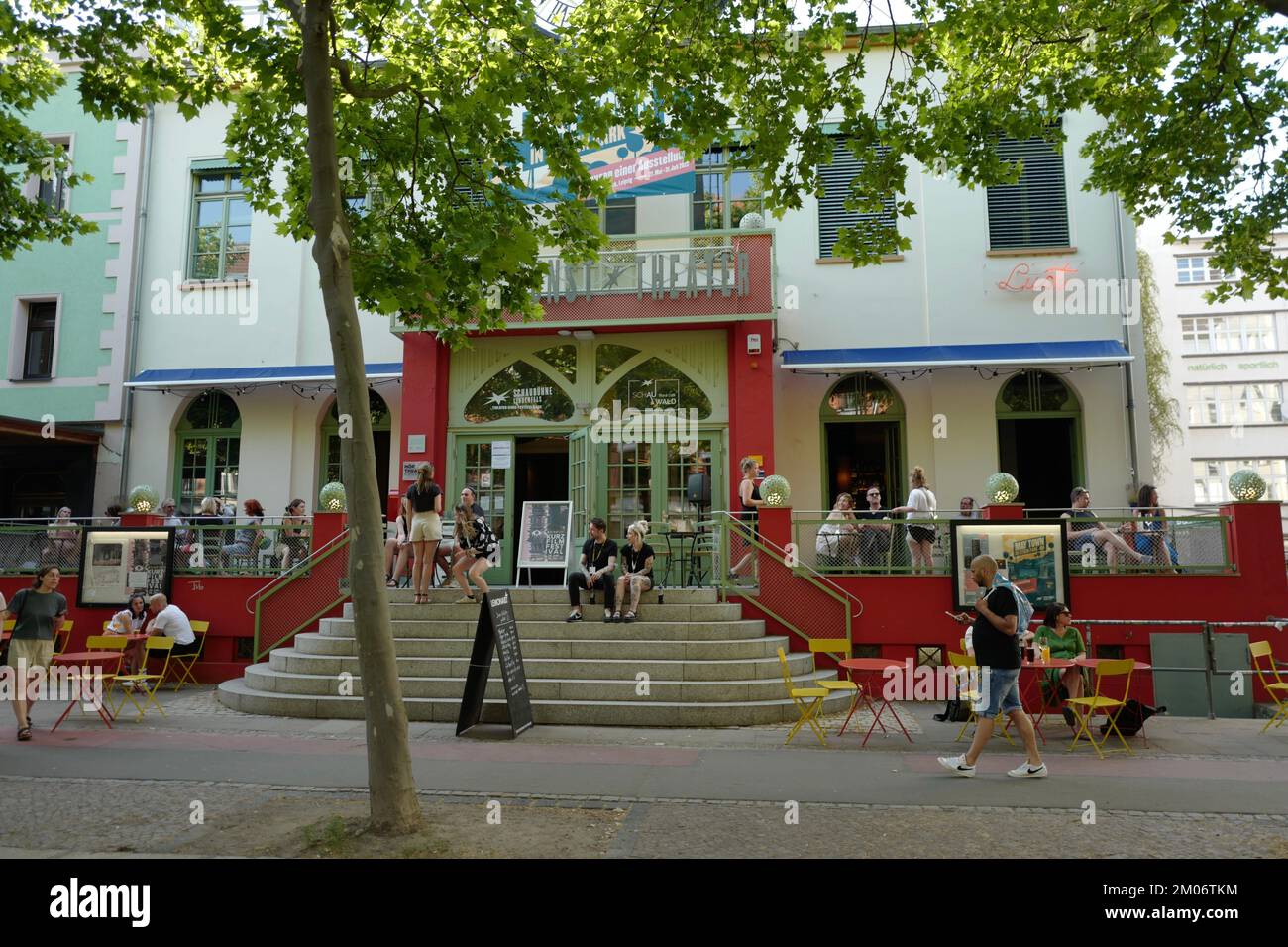 Persone che si riuniscono di fronte a un cinema in una giornata estiva a Lipsia Foto Stock