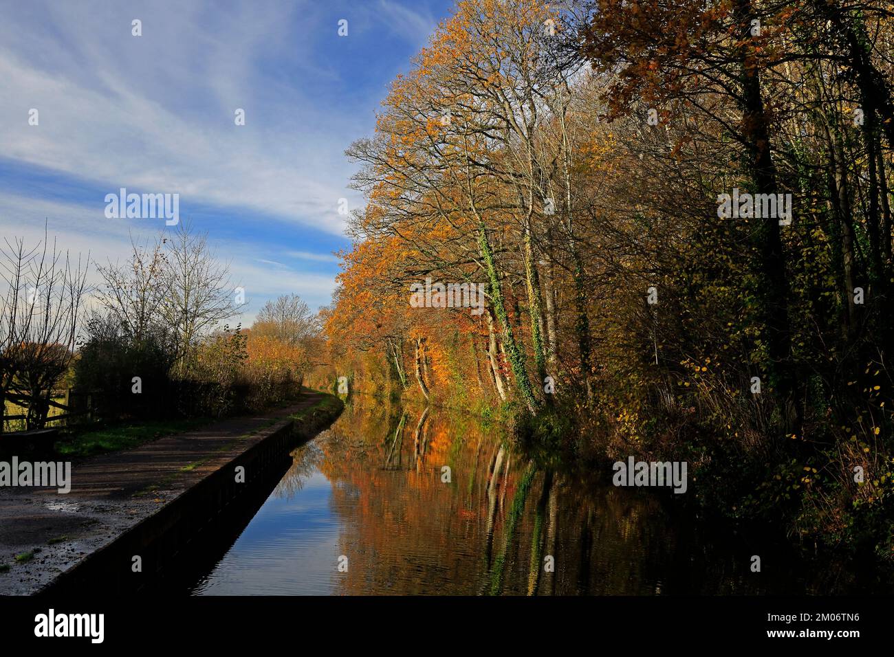 Monmouthshire e Brecon Canal. Camlas Mynwy ac Aberhonddu. Con colori autunnali e riflessi. Brecon Scene. Preso Autunno / inverno 2022. Dicembre.. Foto Stock
