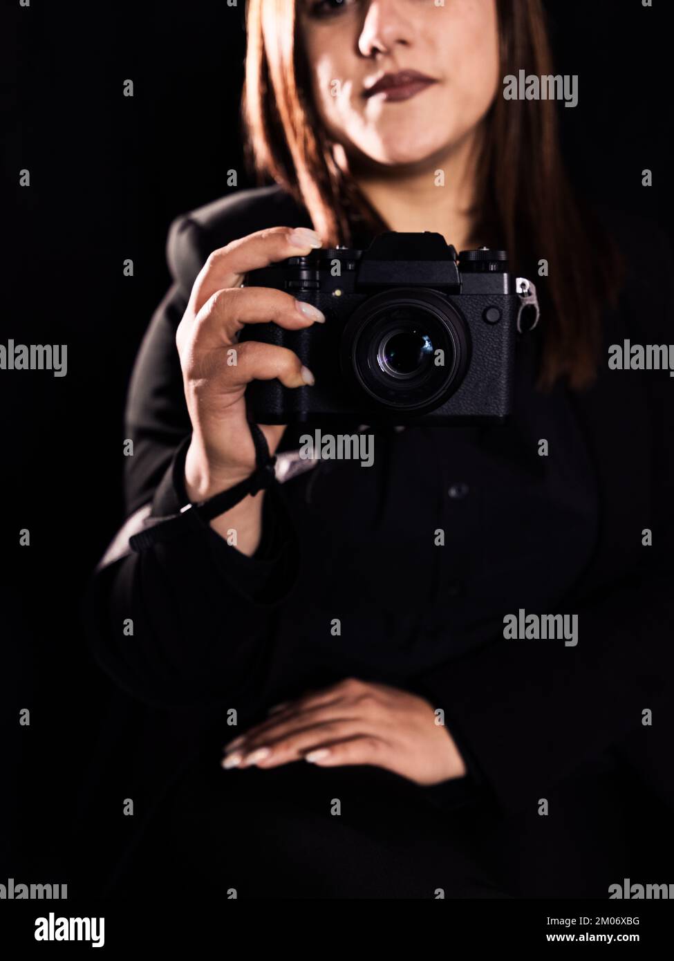 donna fotografo primo piano fotocamera sfondo nero Foto Stock