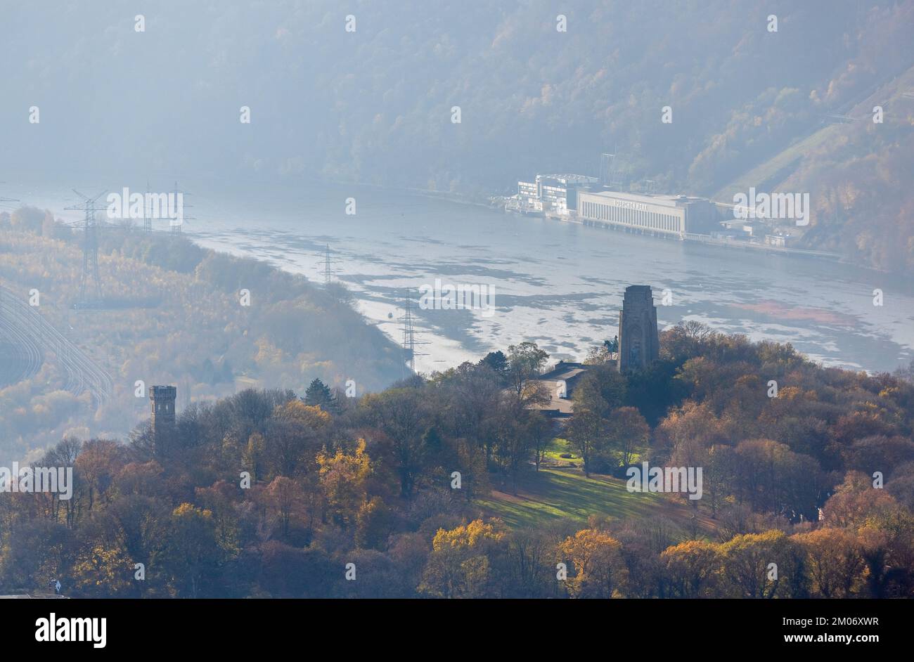 Vista aerea, foresta autunnale a Hohensyburg con Kaiser-Wilhelm-Monument e Vincketurm, nonché RWE pompato stoccaggio centrale Koepchenwerk AT Foto Stock