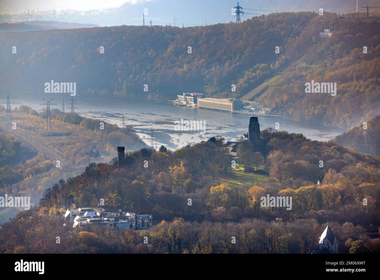 Vista aerea, foresta autunnale a Hohensyburg con Kaiser-Wilhelm-Monument e Vincketurm, nonché RWE pompato stoccaggio centrale Koepchenwerk AT Foto Stock