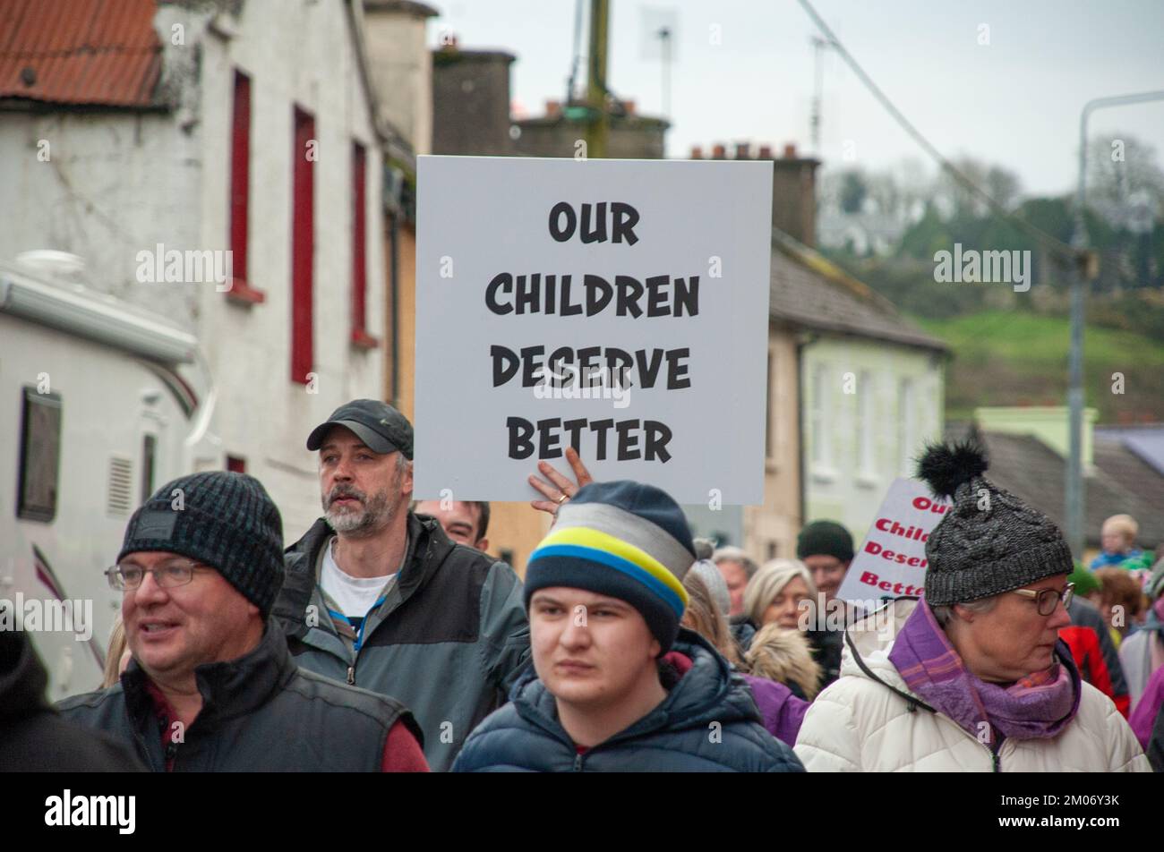 Bantry, West Cork, Irlanda. 3rd dicembre 2022. Un'affluenza alle urne è stata vista a Bantry questo pomeriggio, mentre la gente del posto ha marciato per le strade di Bantry per salvare la coazione Centro Bambini e famiglie a Bantry. Credit: Karlis Dzjamko/ Alamy Live News Foto Stock