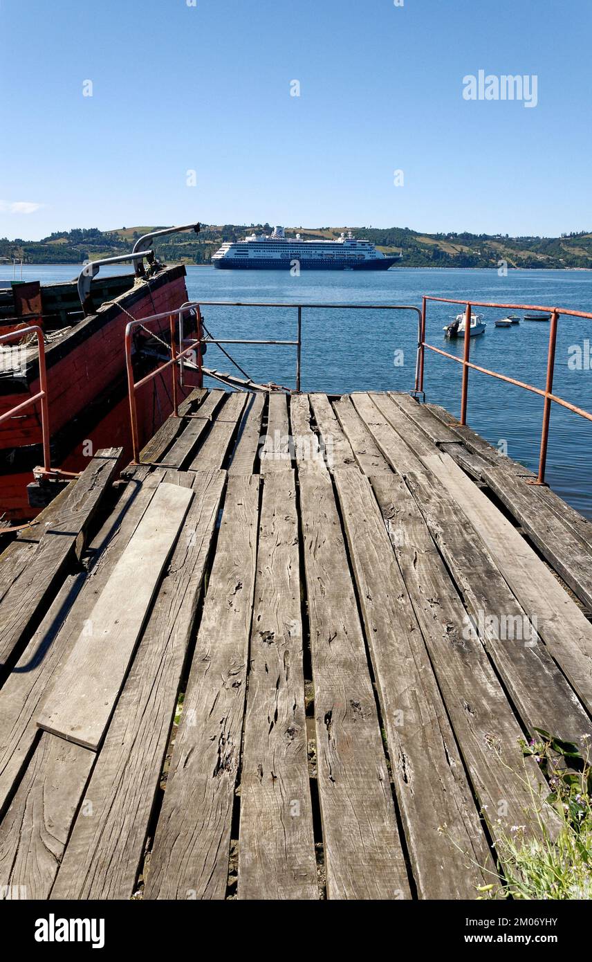 Nave da crociera MS Zaandam nel Golfo di Ancud sull'isola di Chilo. Castro è una città del Cile, nel Distretto dei Laghi. 11th gennaio 2014 - Castro Chi Foto Stock