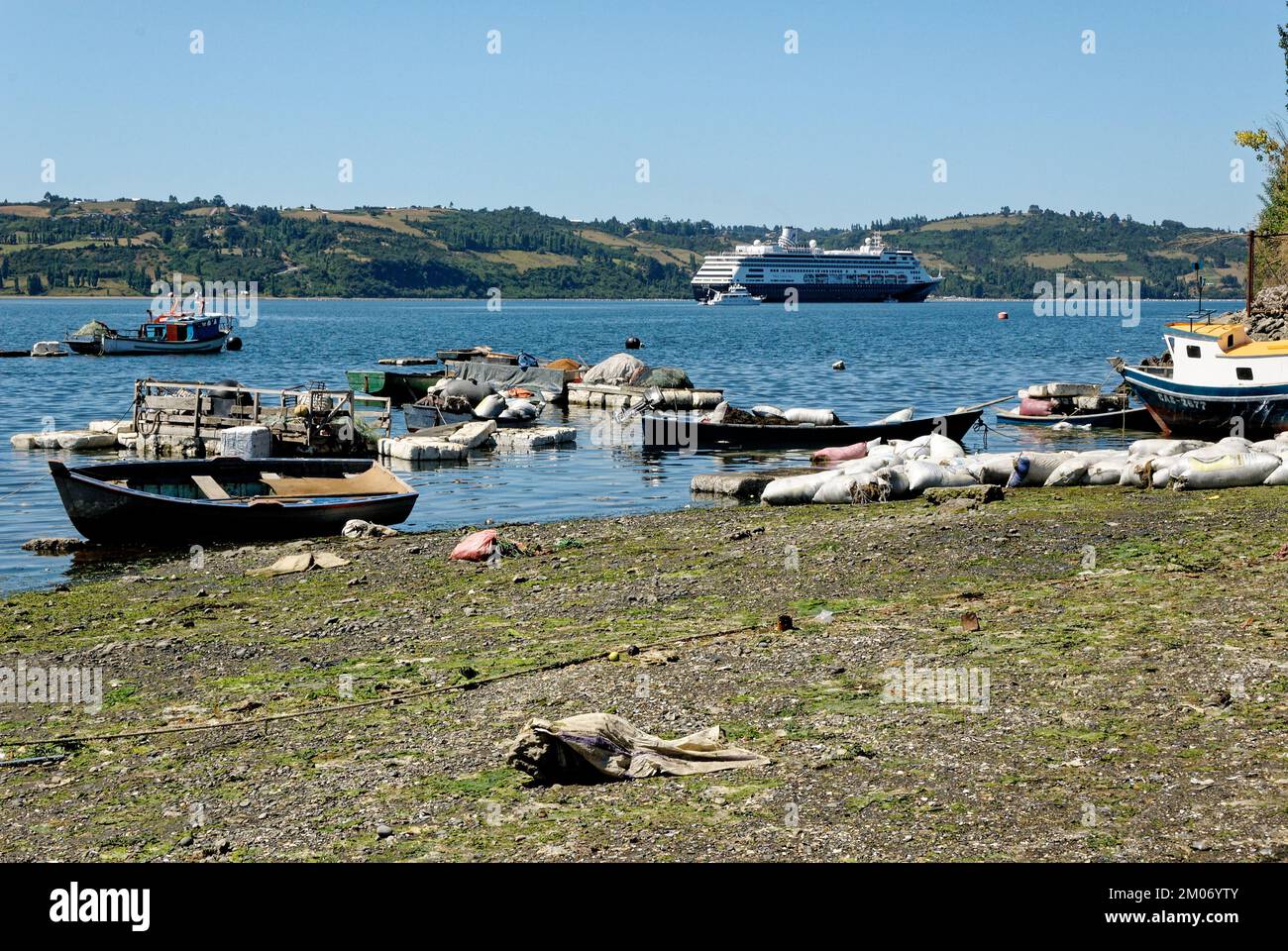 Barche da pesca a Golfo de Ancud - Castro Bay, Isola di Chilo nel Distretto dei Laghi del Cile. 16th febbraio 2014 - Castro, Cile, Sud America Foto Stock