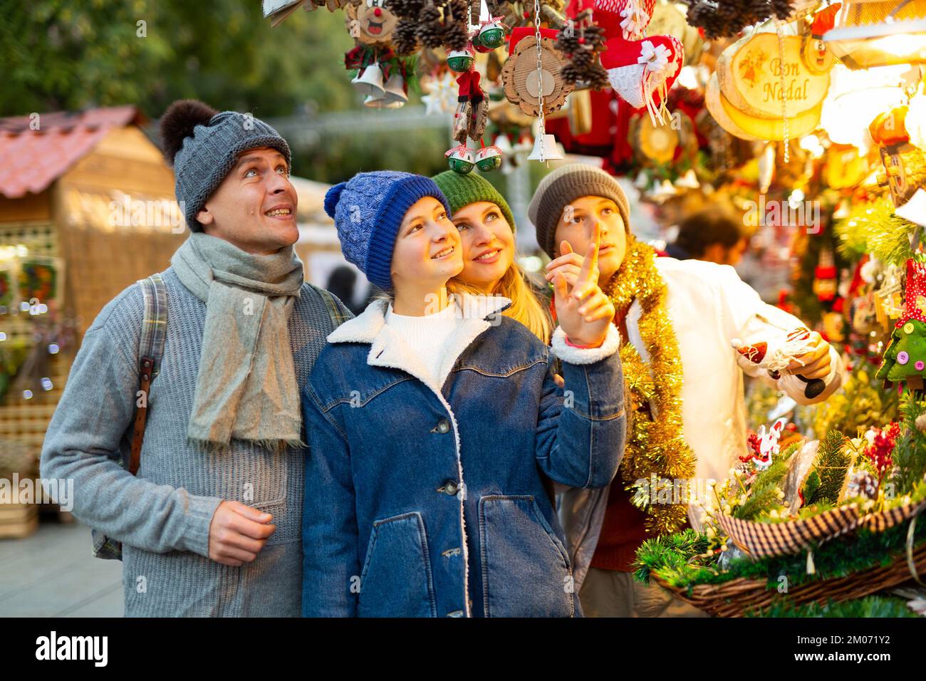 Famiglia di quattro decorazioni di scelta alla fiera di Natale Foto Stock