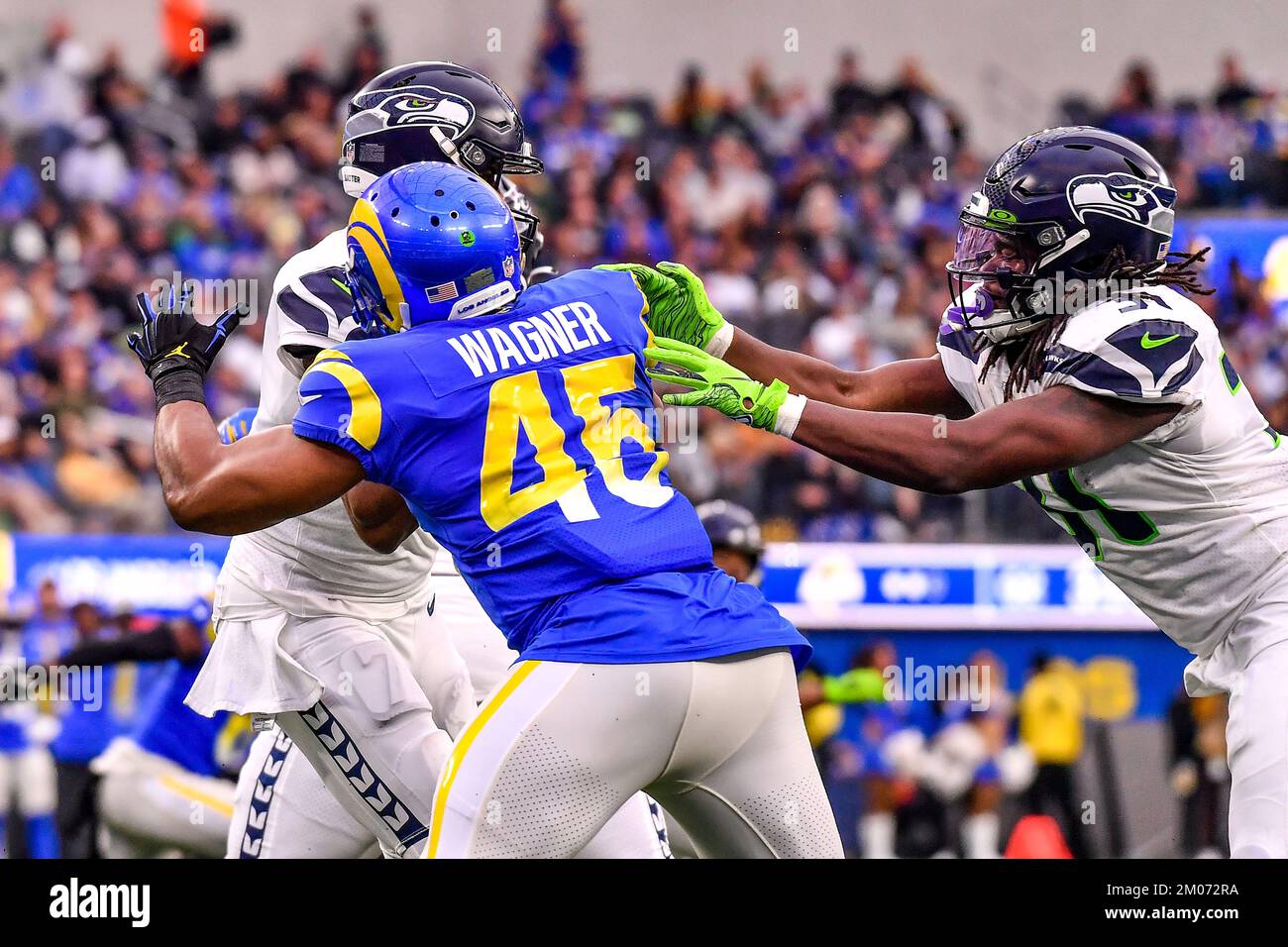 Inglewood, California. 4th Dec, 2022. Los Angeles Rams linebacker Bobby Wagner #45 sacks Seattle Seahawks quarterback Geno Smith #7 in azione nel secondo trimestre durante la partita di football NFL contro i Seattle Seahawks.Mandatory Photo Credit: Louis Lopez/Cal Sport Media/Alamy Live News Foto Stock