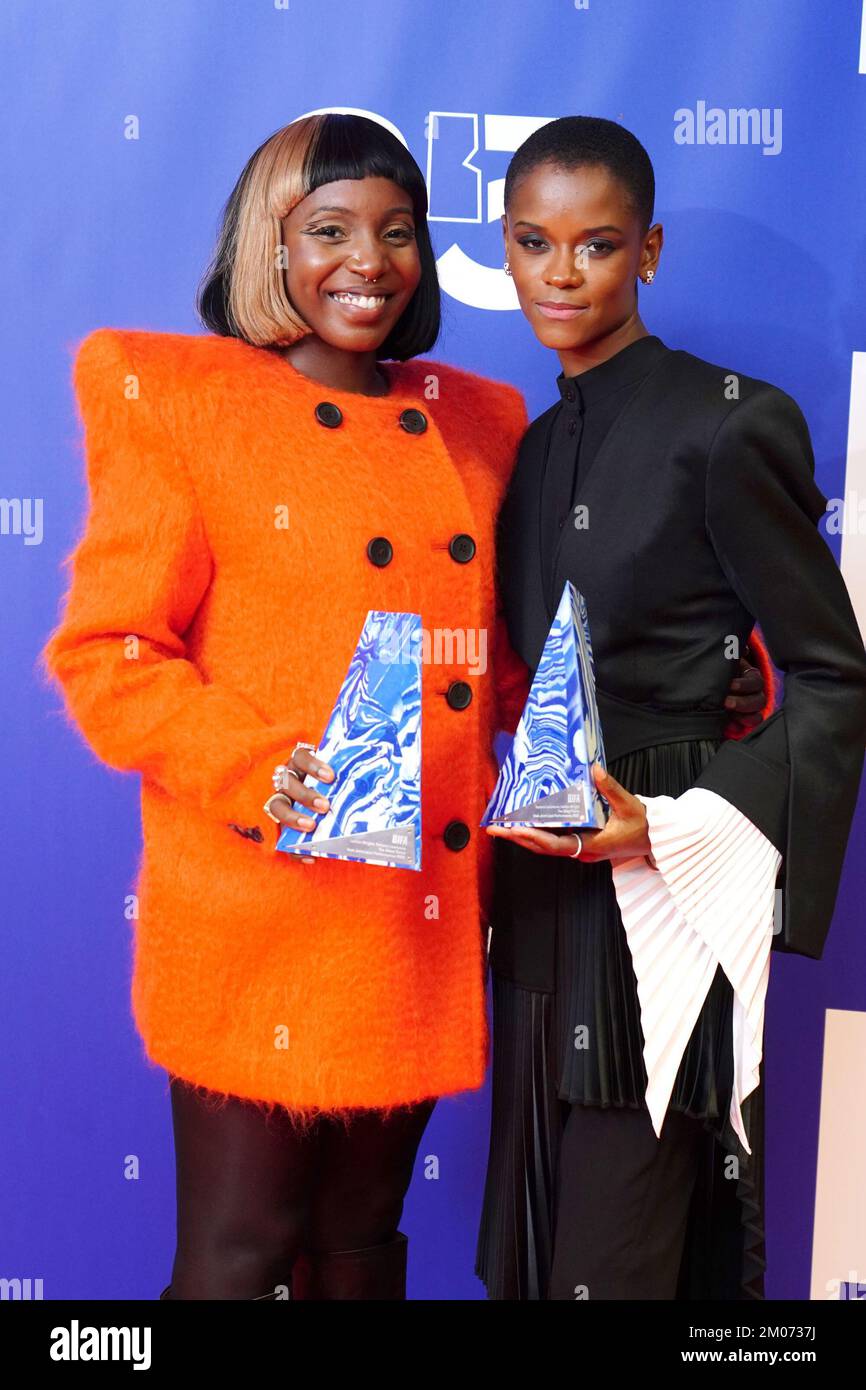 Tamara Lawrence e Letitia Wright vincono il premio Best Joint Lead Performance alla cerimonia dei British Independent Film Awards a Old Billingsgate, nella zona est di Londra. Data immagine: Domenica 4 dicembre 2022. Foto Stock