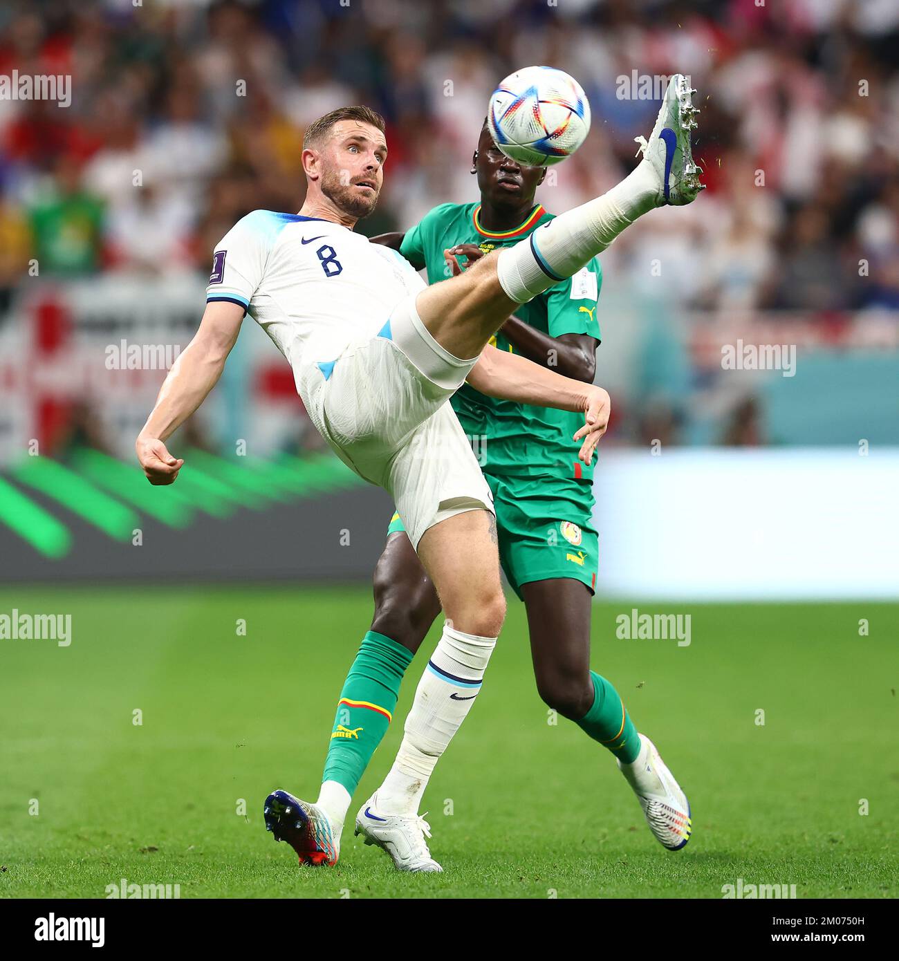 Al Khor, Qatar. 04th Dec, 2022. Jordan Henderson of England in azione con Papa Gueye del Senegal durante la partita della Coppa del mondo FIFA 2022 Round of 16 allo stadio al Bayt di al Khor, Qatar, il 04 dicembre 2022. Foto di Chris Brunskill/UPI Credit: UPI/Alamy Live News Foto Stock