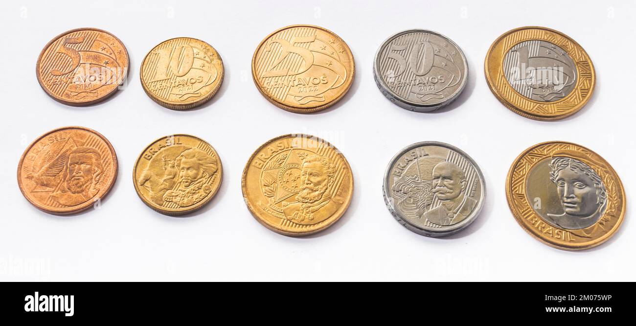 Valute brasiliane, fronte e retro con sfondo bianco, moneta brasiliana, valuta di 1 real.50 centesimi, 25 centesimi, 10 centesimi, 5 centesimi. Foto Stock