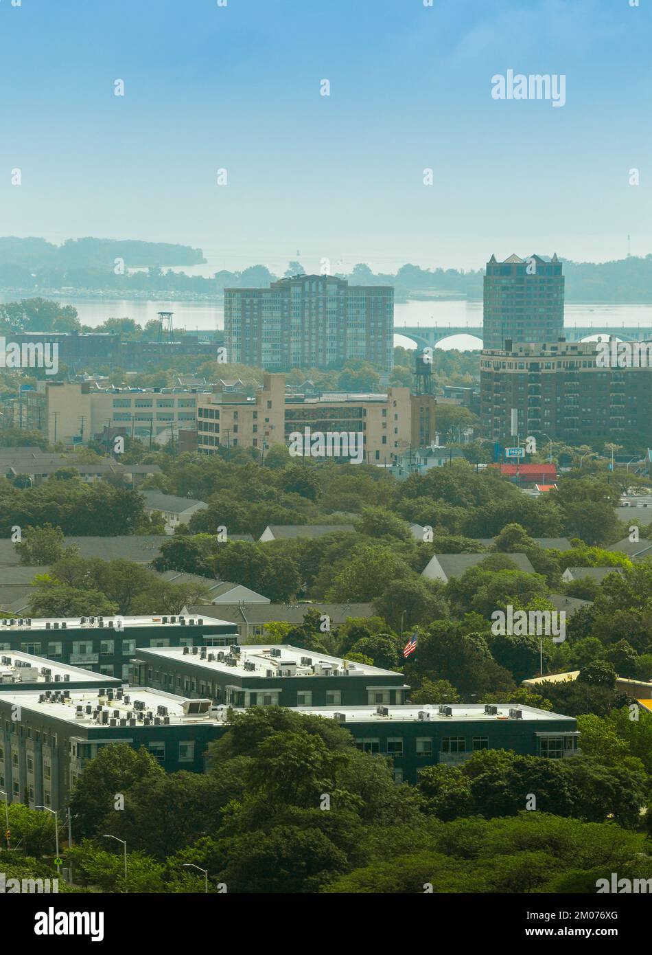 Bell Isle sul fiume Detroit visto da Greektown a Detroit. Il fiume Detroit segna il confine internazionale tra Stati Uniti e Canada. Foto Stock