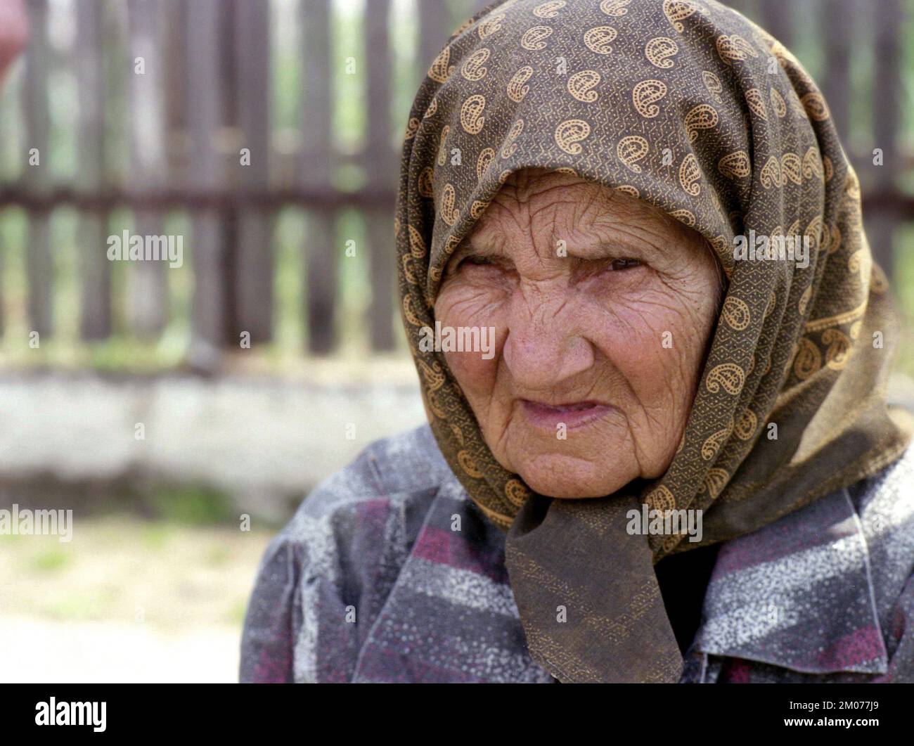 Ritratto di donna anziana nella contea di Prahova, Romania, circa 2000 Foto Stock