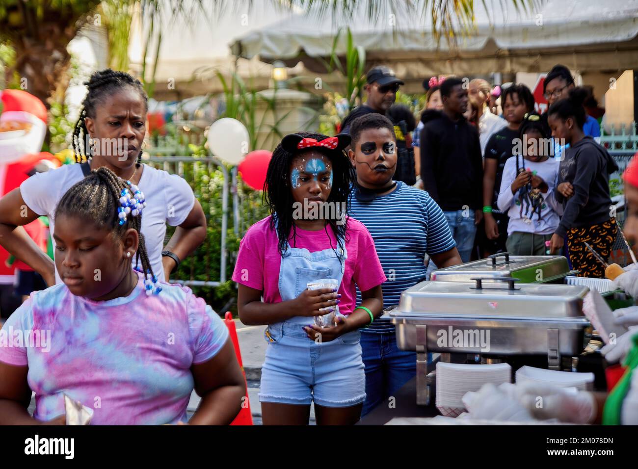 04 dicembre 2022, Sunrise, Florida, USA: Christmas Cheer for Kids, che si esibisce annualmente dal vivo e i giocattoli guidano per i bambini delle famiglie povere della Florida meridionale. Foto Stock