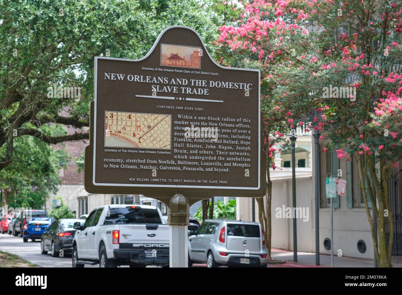 NEW ORLEANS, LA, USA - 10 LUGLIO 2021: Indicatore storico (con mappa) per New Orleans e il commercio nazionale degli schiavi su Esplanade Avenue Foto Stock
