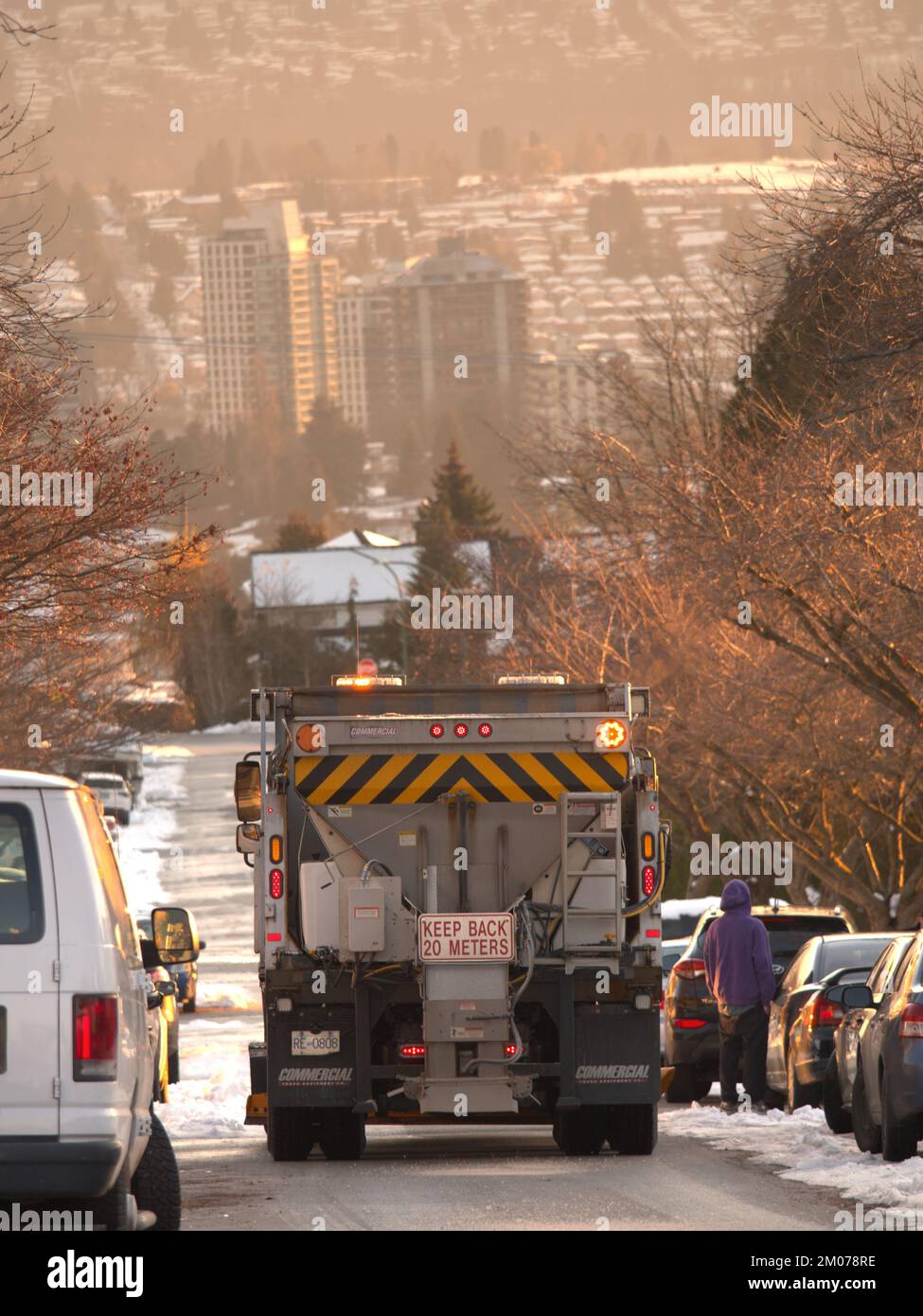 Spazzaneve e camion salante in un quartiere Metro Vancouver in British Columbia, Canada Foto Stock