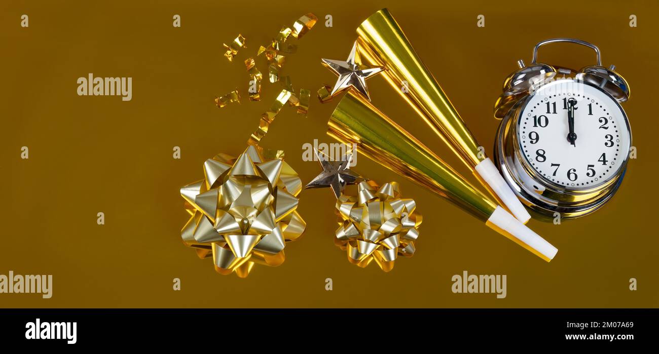 Festa di Capodanno di mezzanotte su sfondo oro con orologio, noisemaker, stelle, archi e confetti. Perfetto per altri eventi come Natale e compleanno Foto Stock