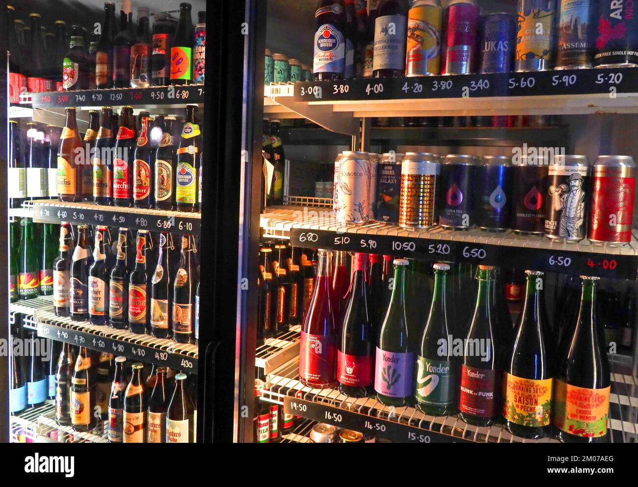 Frigoriferi all'interno della birreria Hereford, Hereford Beer House 65 West Street Hereford, Inghilterra, Regno Unito, HR4 0BX Foto Stock