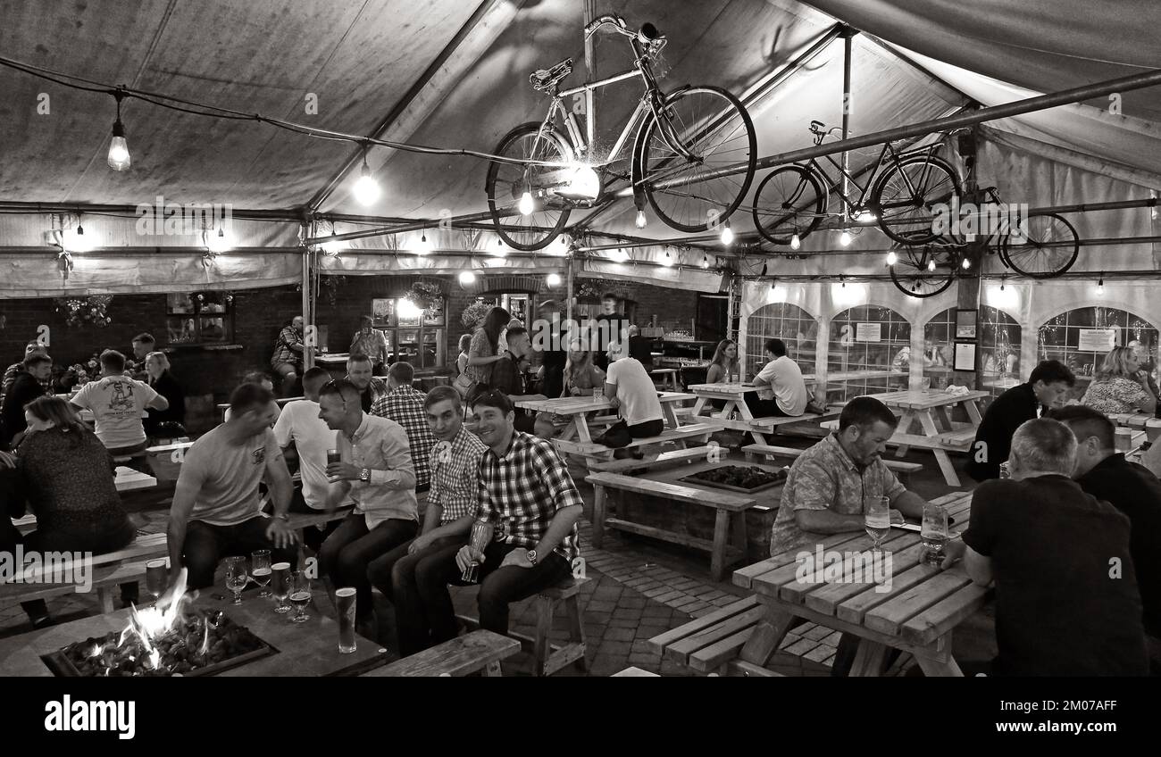 Serata nel villaggio di Leftbank, De Koffie Pot, Bridge St, Hereford, Herefordshire, INGHILTERRA, REGNO UNITO, HR4 9DG Foto Stock