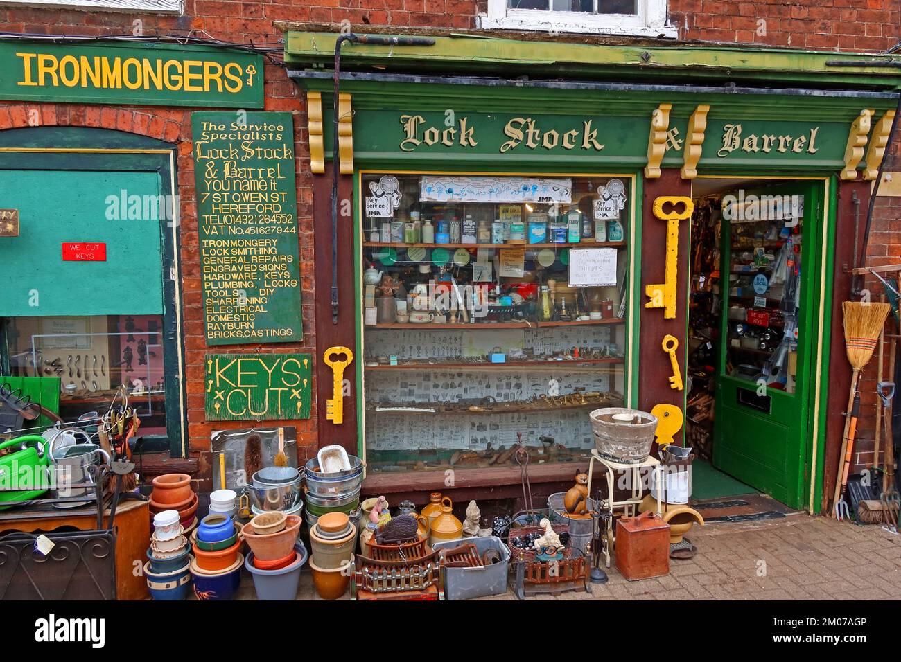 Storico classico Hereford ironmongers e fabbri della città , Lock Stock & Barrel , 7 St Owen's St, Hereford, Herefordshire, Inghilterra, Regno Unito , HR1 2JB Foto Stock