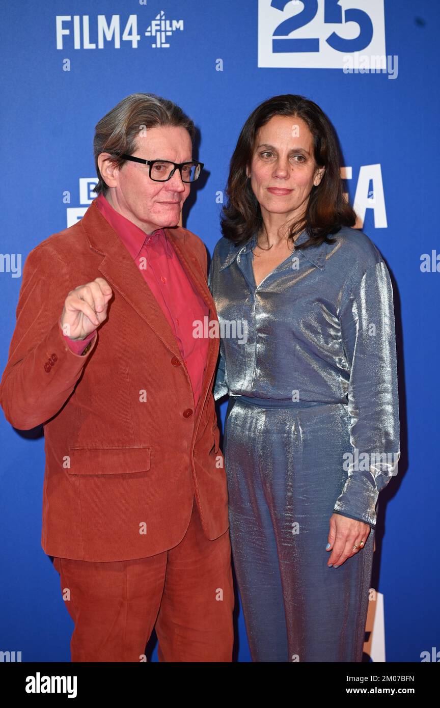 Old Billingsgate, Londra, Regno Unito. 4th dicembre 2022: Stephen Woolley e Elizabeth Karlsen parteciperanno ai British Independent Film Awards 25th. Credit: Vedi li/Picture Capital/Alamy Live News Foto Stock