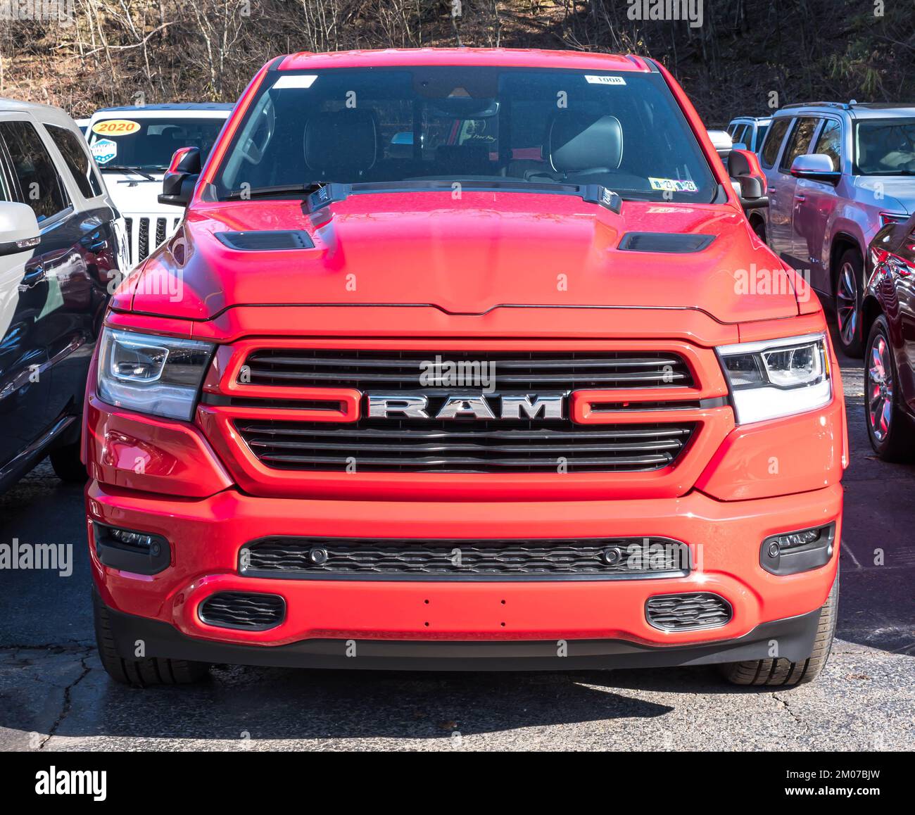 Un nuovo camion RAM rosso in vendita presso una concessionaria a Ross Township, Pennsylvania, USA Foto Stock Un nuovo camion RAM rosso in vendita presso una concessionaria a Ross Township, Pennsylvania, USA Foto Stock