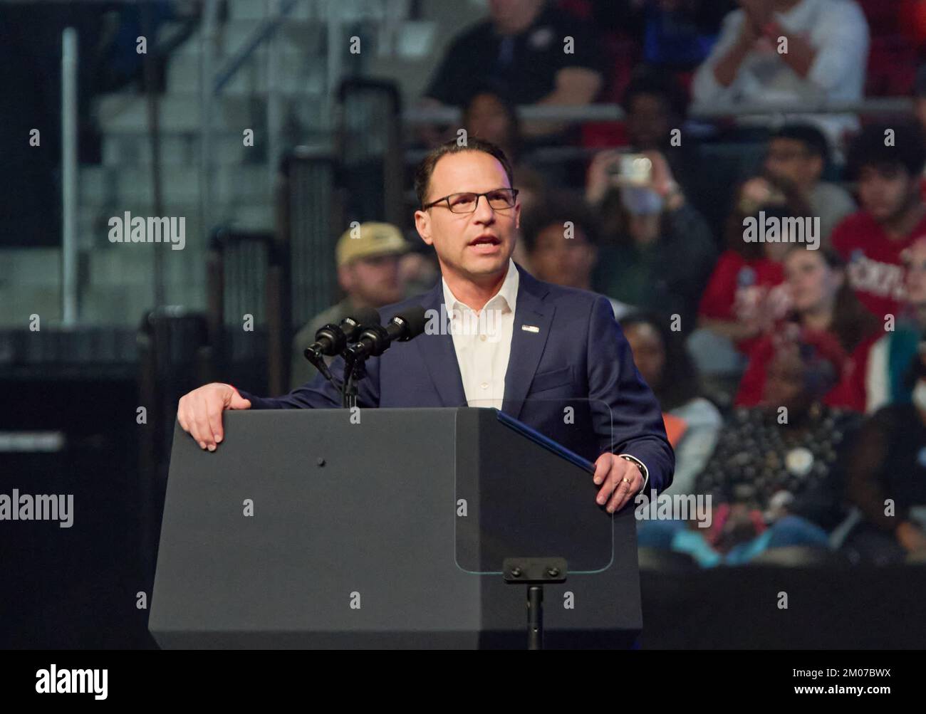 FILADELFIA, PA, USA - 05 NOVEMBRE 2022: Josh Shapiro parla ad un Rally Campaign presso il Liacouras Center della Temple University. Foto Stock