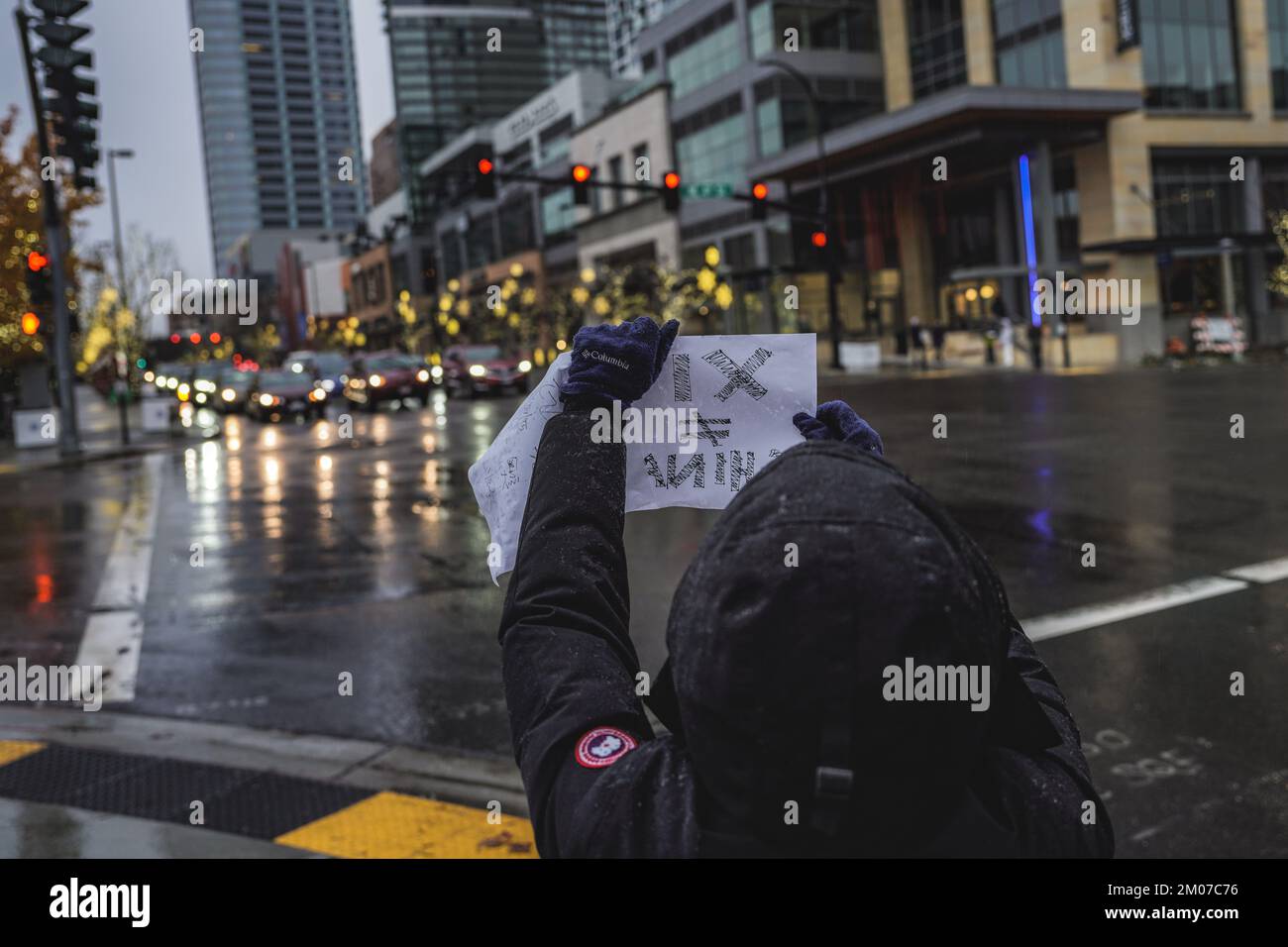 Bellevue, Stati Uniti. 04th Dec, 2022. Un protester tiene un cartello durante la dimostrazione. I manifestanti hanno tenuto un rally sotto la forte pioggia in solidarietà con il popolo Urumqi a Bellevue, Seattle. In Cina, il "Libro bianco" era noto come la "Rivoluzione del A4". Nel Bellevue Downtown Park, una ventina di manifestanti si sono riuniti per manifestare contro la politica cinese di 'zero-covid' e per pregare per le vittime del tragico incendio di Urumqi. Credit: SOPA Images Limited/Alamy Live News Foto Stock