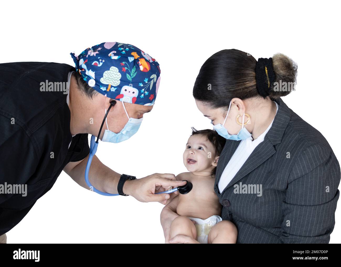 Consultazione con il pediatra di un bambino accompagnato dal seno, il bambino mostra un sorriso prima del medico durante il suo esame fisico. Foto Stock