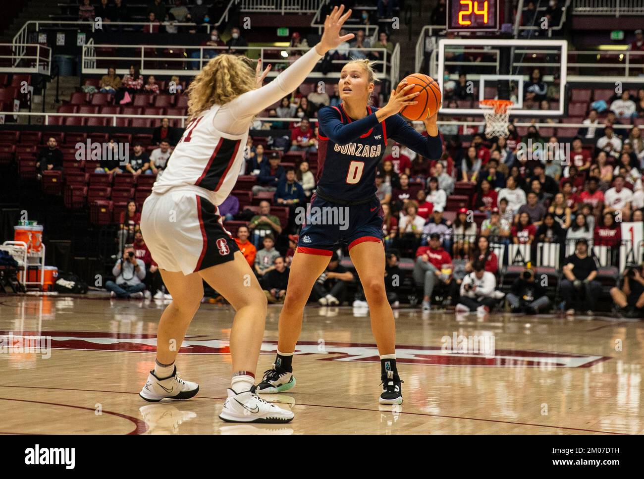 Palo alto CA, Stati Uniti. 04th Dec, 2022. La guardia di A. Gonzaga Esther Little (0) guarda passare la palla durante la partita di pallacanestro femminile NCAA tra Gonzaga Bulldogs e lo Stanford Cardinal. Stanford ha battuto Gonzaga 84-63 al Padiglione di mele Palo Alto, CA. Thurman James /CSM/Alamy Live News Foto Stock