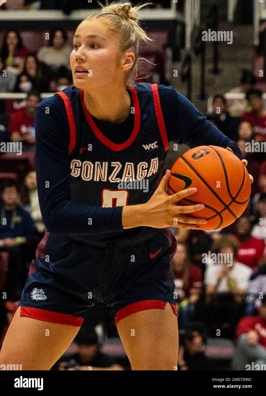 Palo alto CA, Stati Uniti. 04th Dec, 2022. La guardia di A. Gonzaga Esther Little (0) guarda passare la palla durante la partita di pallacanestro femminile NCAA tra Gonzaga Bulldogs e lo Stanford Cardinal. Stanford ha battuto Gonzaga 84-63 al Padiglione di mele Palo Alto, CA. Thurman James /CSM/Alamy Live News Foto Stock