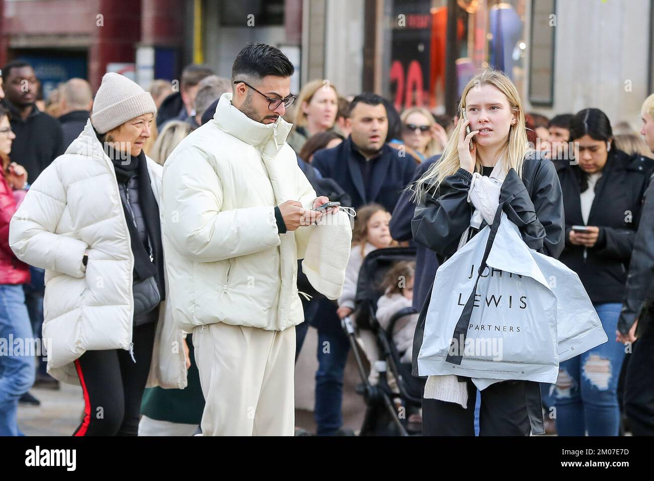 Londra, Regno Unito. 26th Nov 2022. Gli acquirenti utilizzano il proprio telefono cellulare mentre camminano lungo Oxford Street a Londra. (Foto di Dinendra Haria /SOPA Images/Sipa USA) Credit: Sipa USA/Alamy Live News Foto Stock