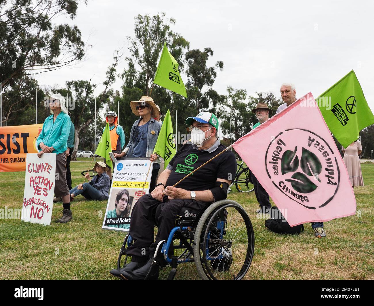 Canberra, Australia. 05th Dec, 2022. I manifestanti del clima di una serie di organizzazioni si sono radunati di fronte al Parlamento per protestare contro la condanna draconiana di 15 mesi di prigione inflitta a Violet Coco per aver bloccato il Sydney Harbour Bridge. Credit: Notizie dal vivo Leo Bild/Alamy Foto Stock