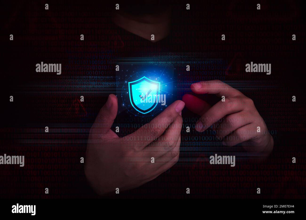 Tecnologia di sicurezza informatica e protezione dei dati concetti di privacy. Icona dello scudo sullo smartphone trasparente futuristico in mano circondato da un binar Foto Stock