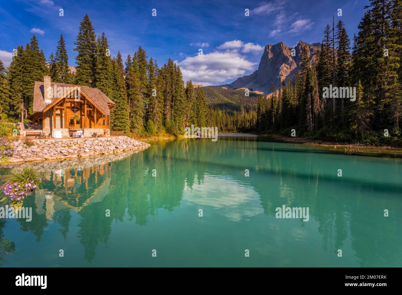Il Lago di Smeraldo nelle Montagne Rocciose Canadesi Foto Stock