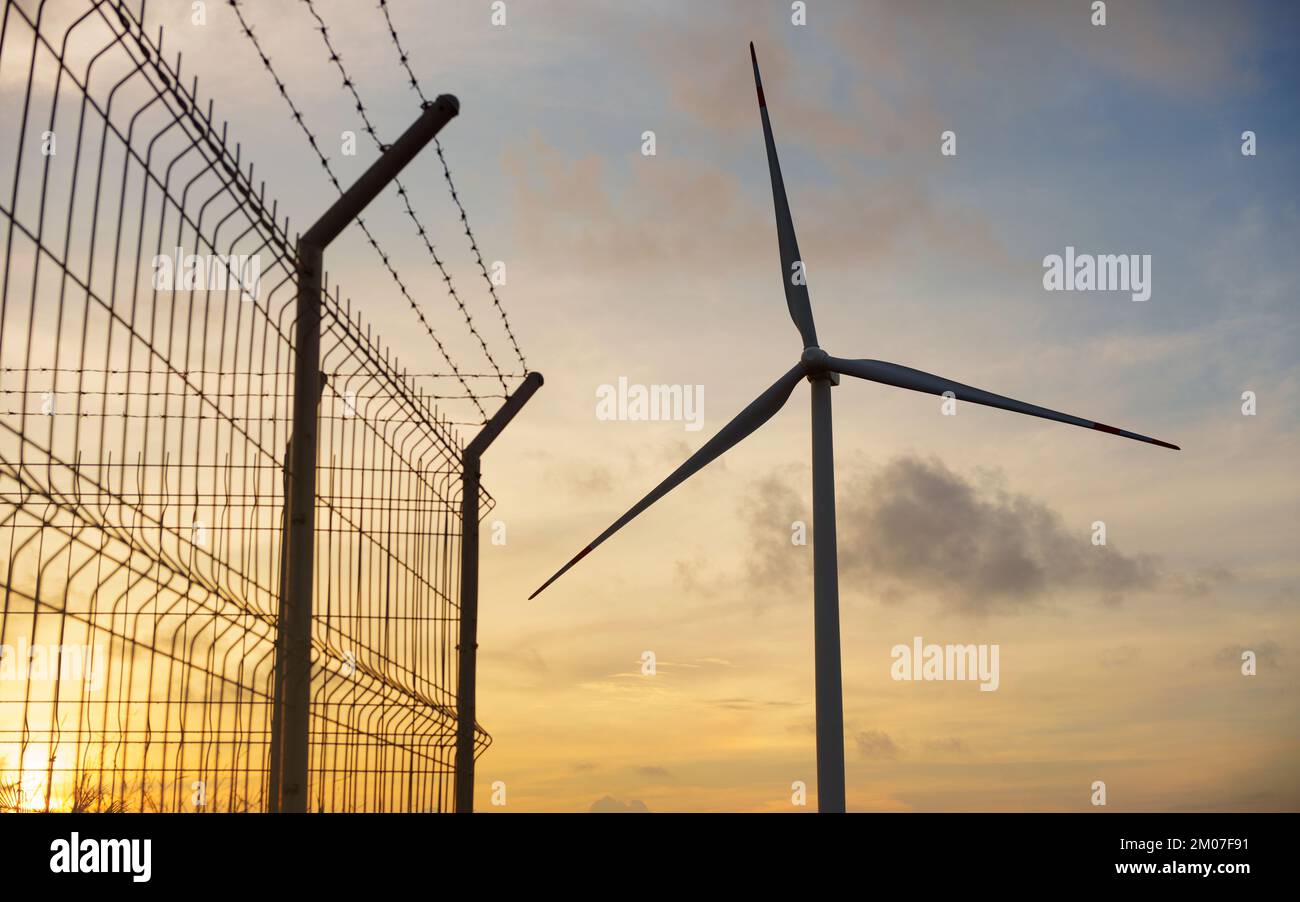 Le turbine eoliche producono elettricità, energia pulita e rispettosa dell'ambiente. Foto Stock