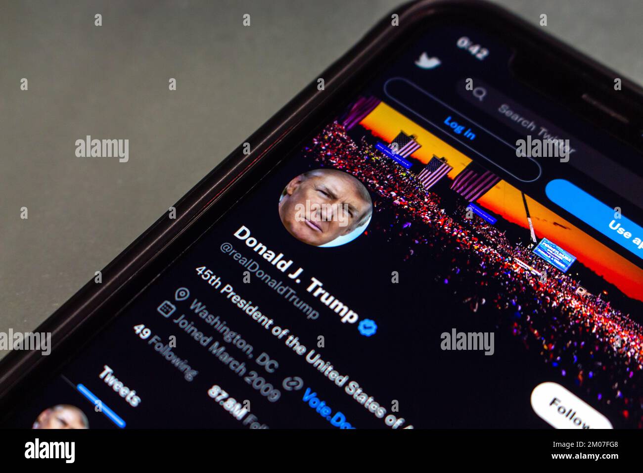 Donald Trump account Twitter (@realDonaldTrump) su iPhone. Nel novembre del 2022, Elon Musk ha annunciato la riattivazione dell'account Twitter di Donald Trump Foto Stock