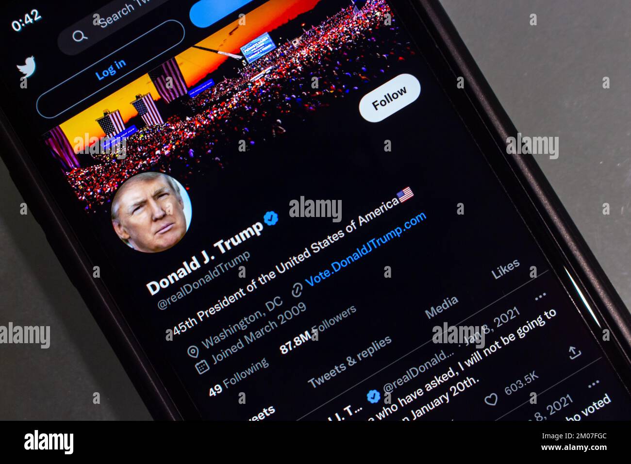 Donald Trump account Twitter (@realDonaldTrump) su iPhone. Nel novembre del 2022, Elon Musk ha annunciato la riattivazione dell'account Twitter di Donald Trump Foto Stock