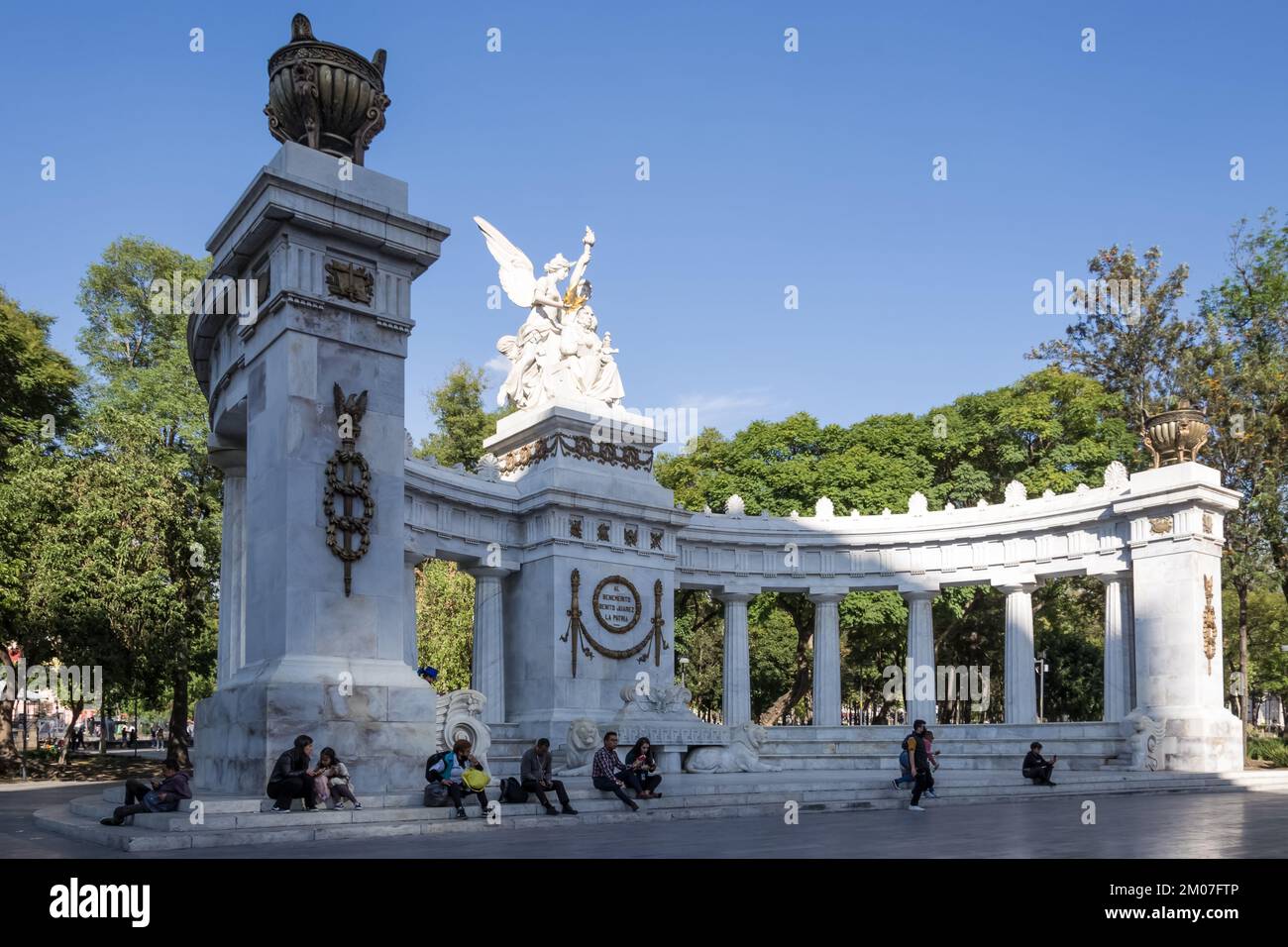 Vista dell'Emiciclo Benito Juárez, un monumento neoclassico situato nel parco centrale di Alameda a Città del Messico che commemora l'uomo di stato messicano Foto Stock