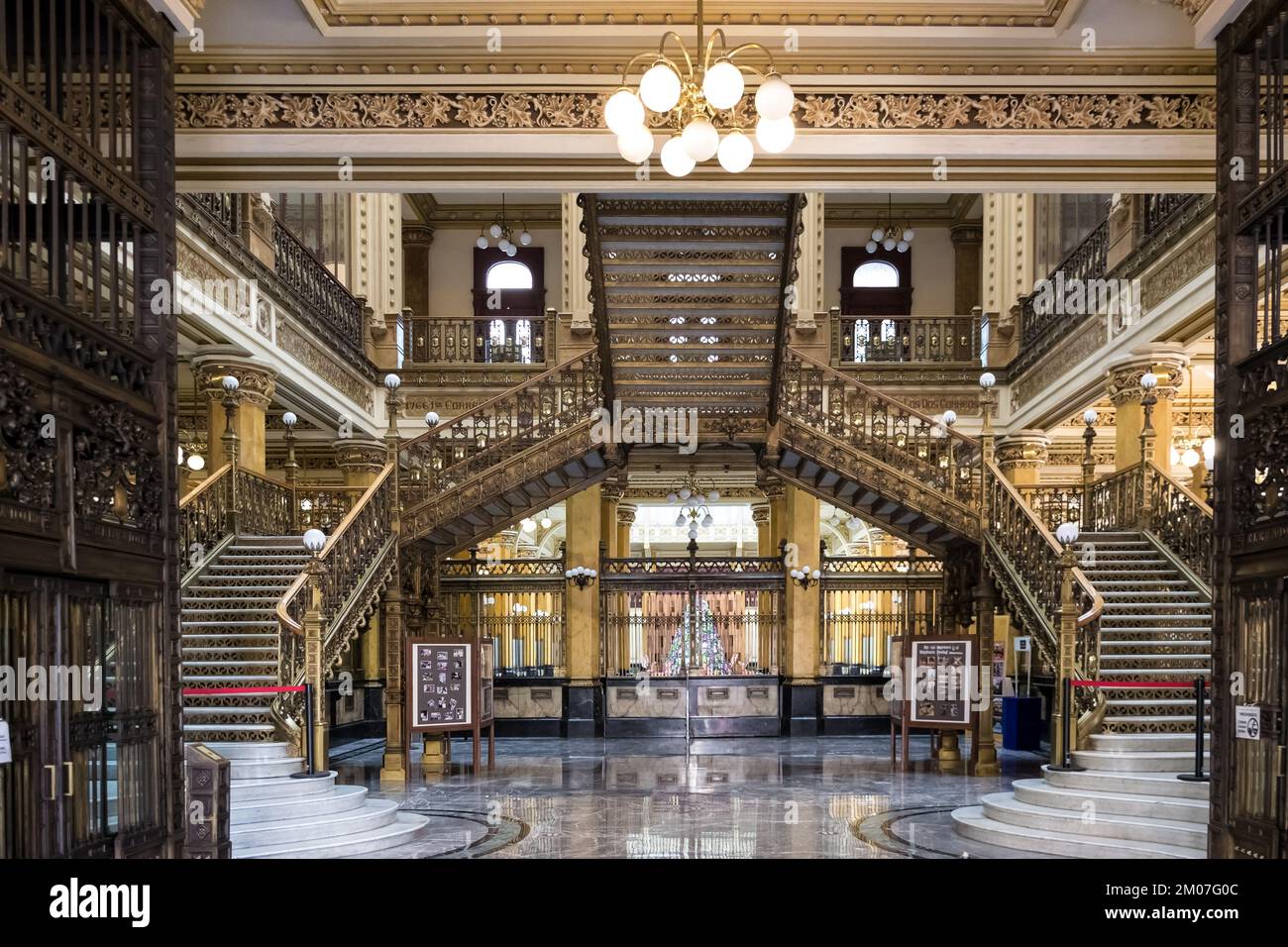 Dettaglio architettonico del Palacio de Correos (postale), noto anche come Correo Mayor (ufficio postale principale) situato nel centro storico della città. Foto Stock