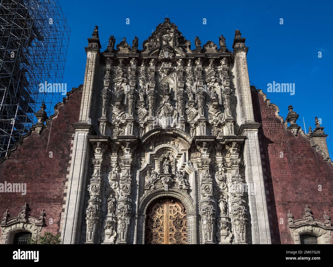 Particolare architettonico del Sagrario Metropolitano (Tabernacolo Metropolitano) situato a destra della Cattedrale Metropolitana di Città del Messico Foto Stock