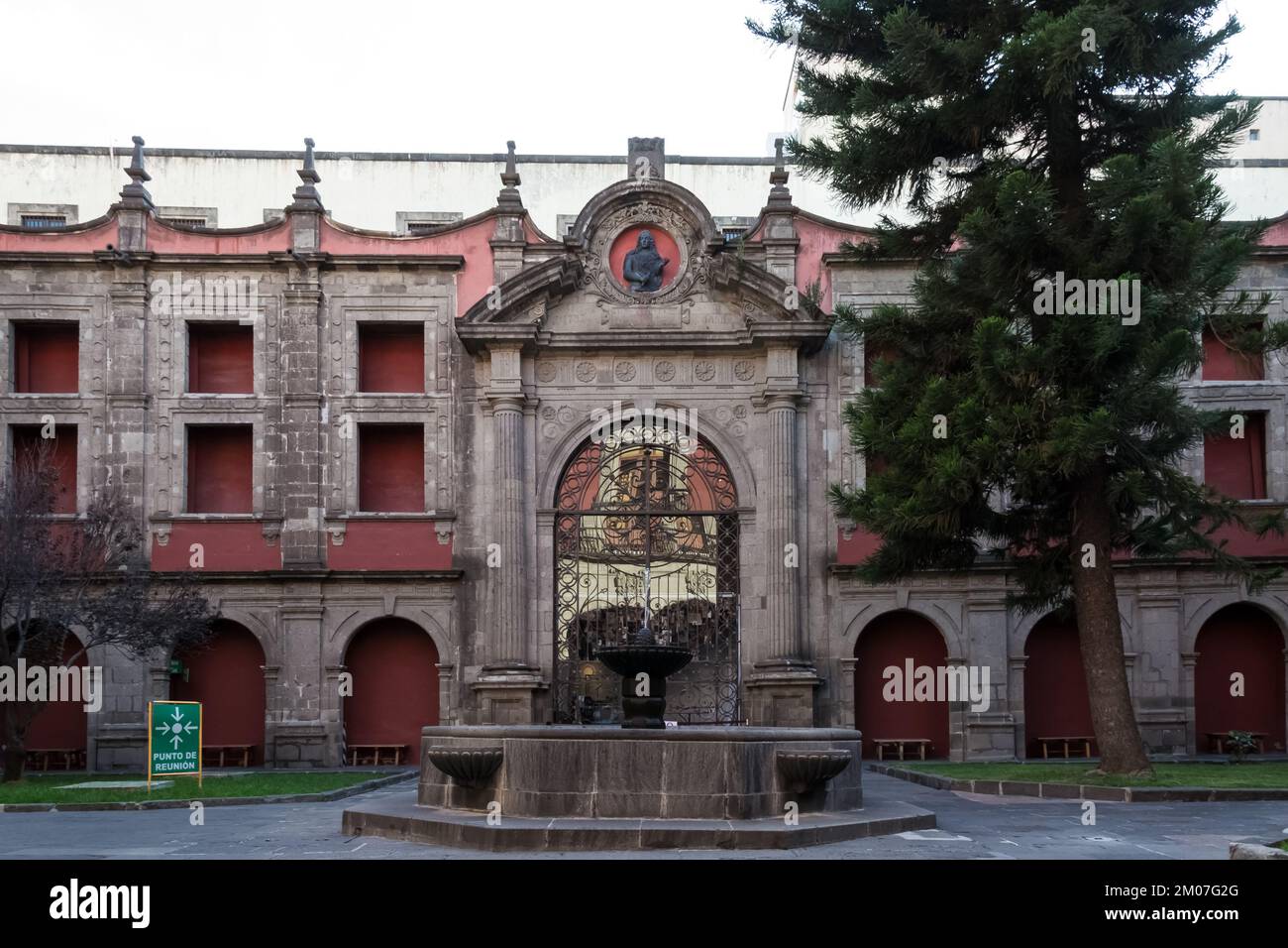 Dettaglio architettonico del Museo Nacional de las Culturas (MNC; Museo Nazionale delle Culture), un museo nazionale di Città del Messico Foto Stock