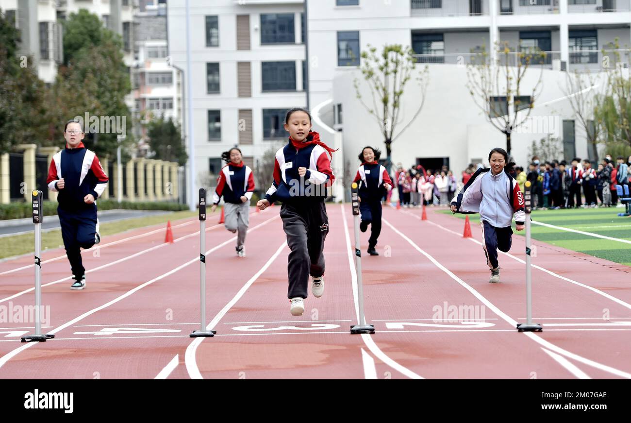 HEFEI, CINA - 5 DICEMBRE 2022 - gli studenti delle scuole elementari partecipano a varie attività sportive per mantenersi in forma a Hefei, provincia di Anhui, Cina, 5 dicembre 2 Foto Stock