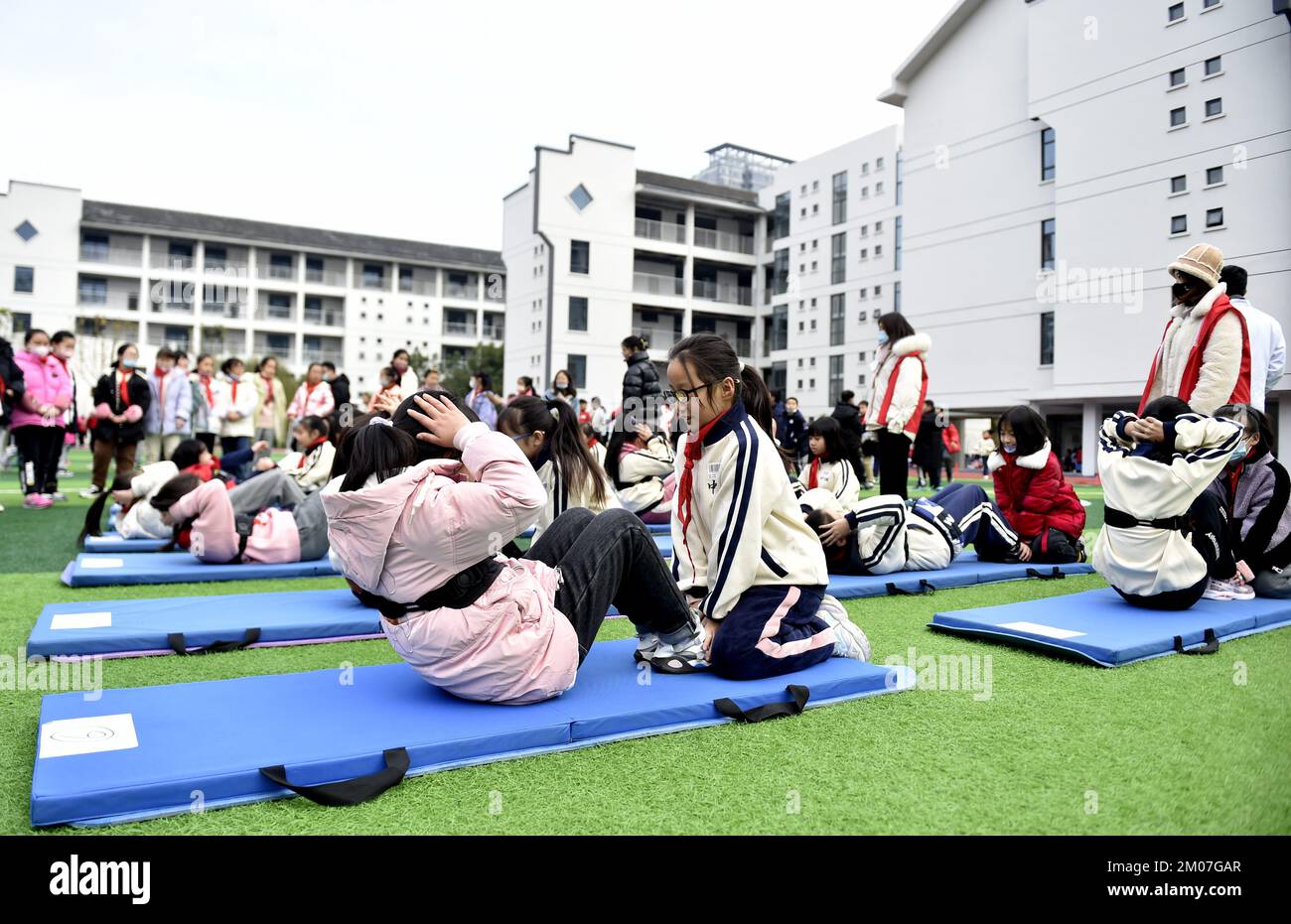 HEFEI, CINA - 5 DICEMBRE 2022 - gli studenti delle scuole elementari partecipano a varie attività sportive per mantenersi in forma a Hefei, provincia di Anhui, Cina, 5 dicembre 2 Foto Stock