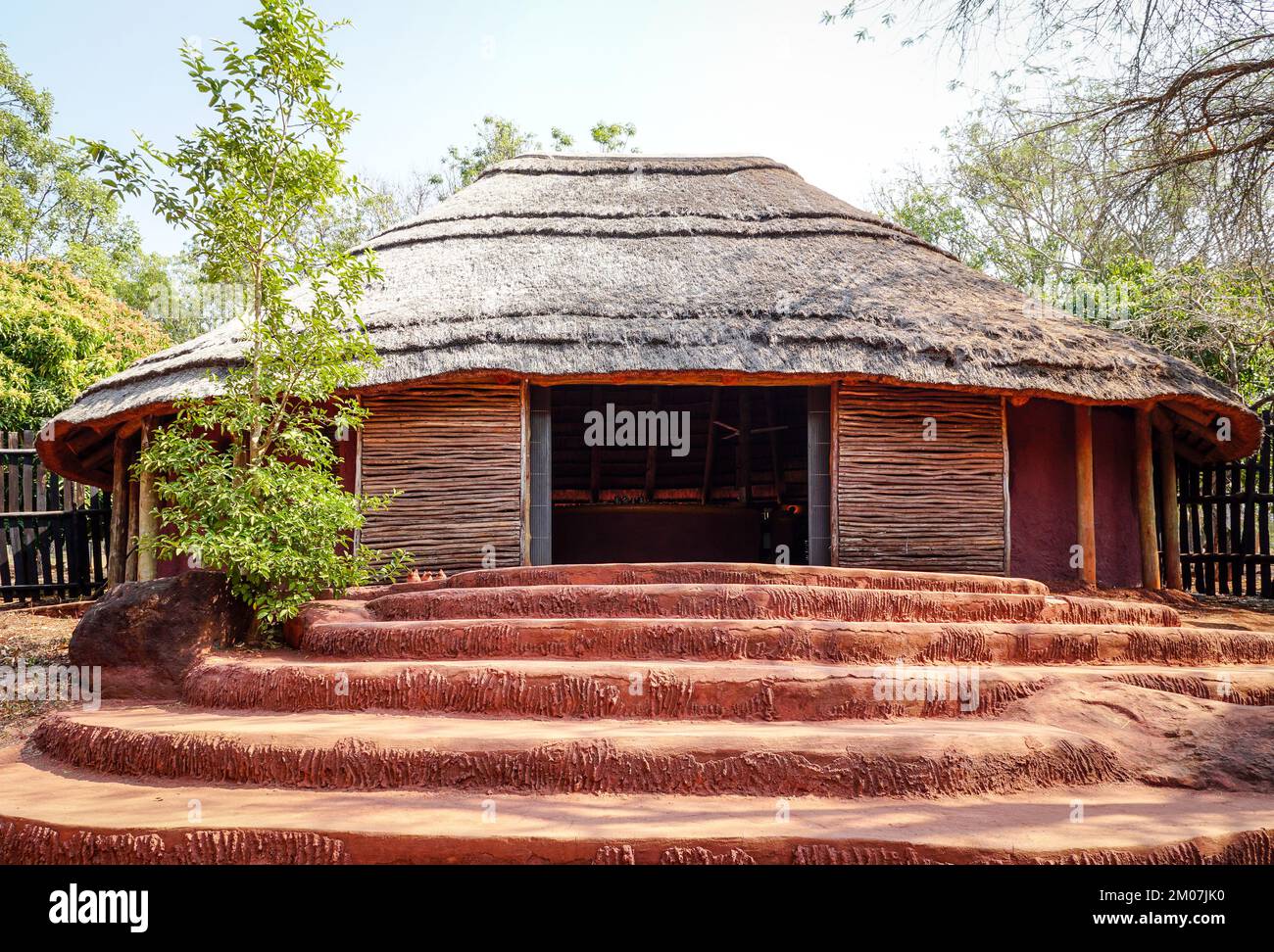 Shangaan tradizionale capanna africana con tetto di paglia in un villaggio culturale a Mpumalanga, Sud Africa concetto di design architettonico ed elementi Foto Stock