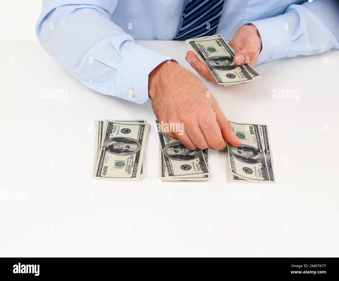 Contando i suoi contanti. Un maschio che conta denaro americano. Foto Stock