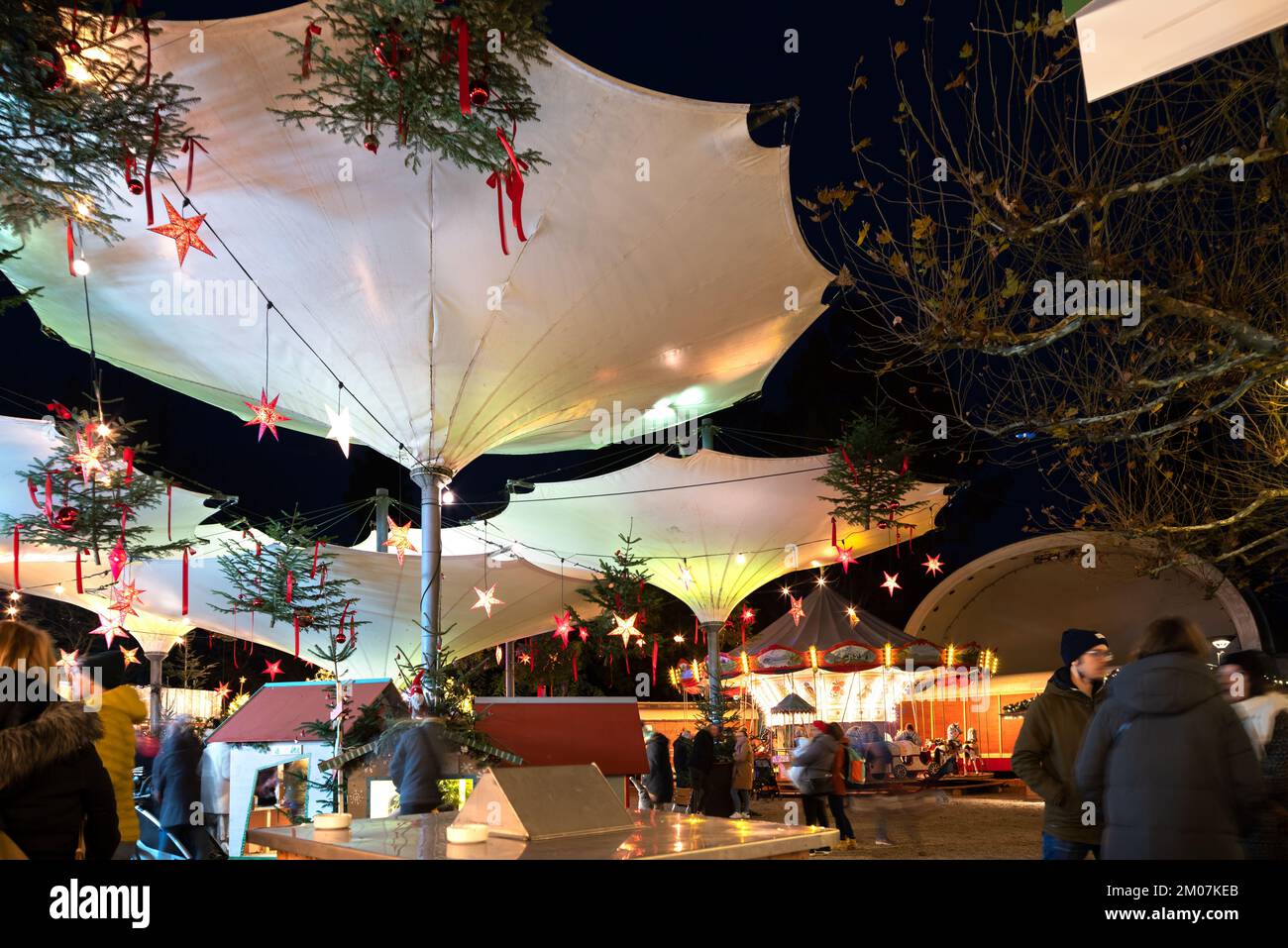 Mercatino di Natale a Costanza vicino al lago con cibo, regali, VIN brulé e molte luci. Foto Stock
