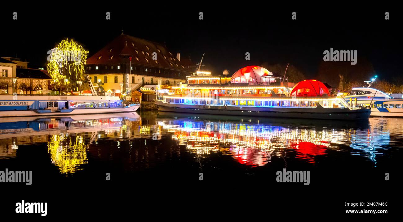 Costanza, Germania. La nave di Natale illuminata con bar panoramico a 360° sulla riva del Lago di Costanza. Konstanz, Germania. Das beleuchtete Weihnacht Foto Stock